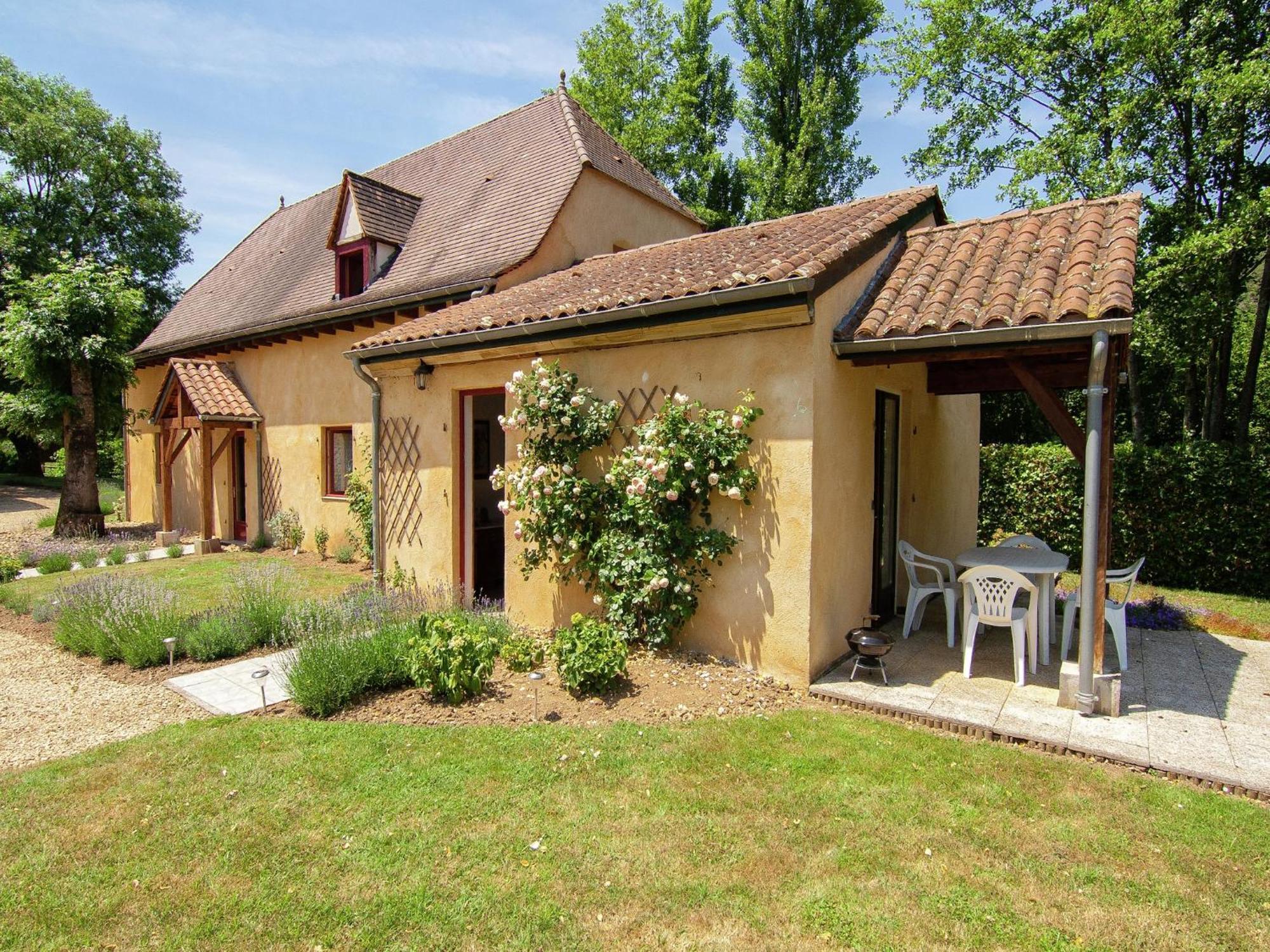 Appealing Apartment In Vezac With Swimming Pool Beynac-et-Cazenac Exteriör bild